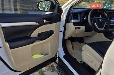 Позашляховик / Кросовер Toyota Highlander 2019 в  фото 12 Позашляховик / Кросовер Toyota Highlander 2019 в