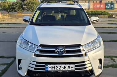 Внедорожник / Кроссовер Toyota Highlander 2019 в Южном