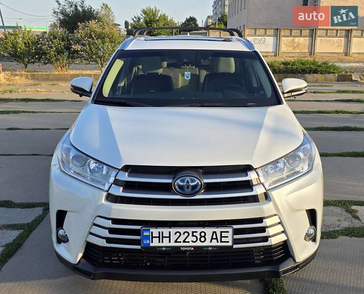 Позашляховик / Кросовер Toyota Highlander 2019 в  фото Позашляховик / Кросовер Toyota Highlander 2019 в