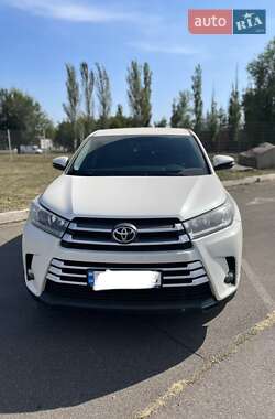 Позашляховик / Кросовер Toyota Highlander 2017 в Кривому Розі