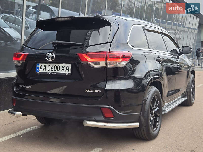 Внедорожник / Кроссовер Toyota Highlander 2017 в Киеве