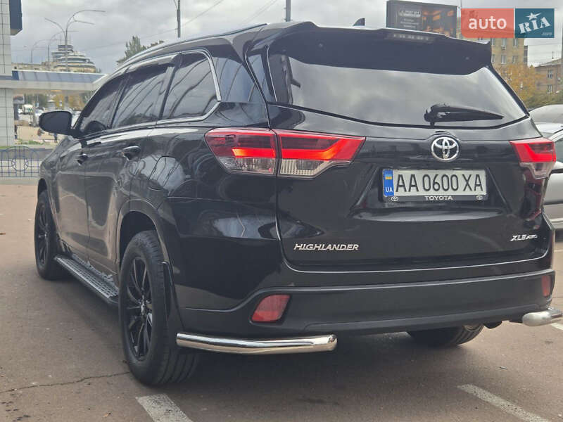 Внедорожник / Кроссовер Toyota Highlander 2017 в Киеве