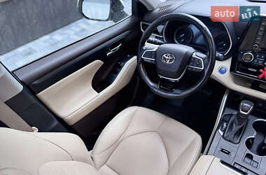 Внедорожник / Кроссовер Toyota Highlander 2020 в 