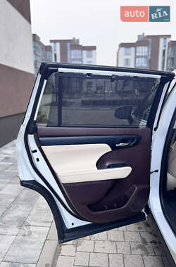 Внедорожник / Кроссовер Toyota Highlander 2020 в 