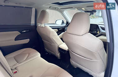 Внедорожник / Кроссовер Toyota Highlander 2020 в 