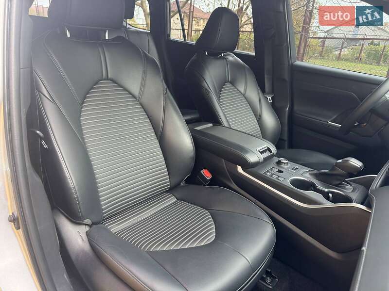 Внедорожник / Кроссовер Toyota Highlander 2023 в Киеве
