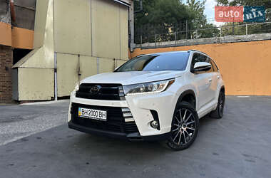 Позашляховик / Кросовер Toyota Highlander 2018 в 