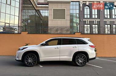 Позашляховик / Кросовер Toyota Highlander 2018 в 
