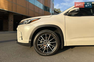 Позашляховик / Кросовер Toyota Highlander 2018 в 