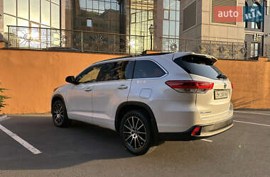 Позашляховик / Кросовер Toyota Highlander 2018 в 