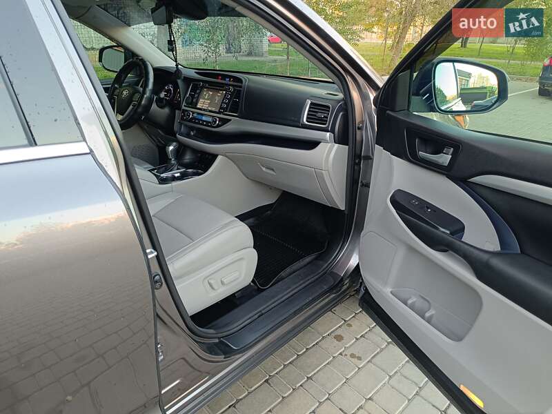 Внедорожник / Кроссовер Toyota Highlander 2017 в Днепре фото 42 Внедорожник / Кроссовер Toyota Highlander 2017 в Днепре