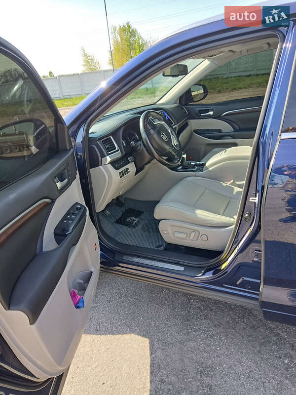 Позашляховик / Кросовер Toyota Highlander 2015 в Переяславі