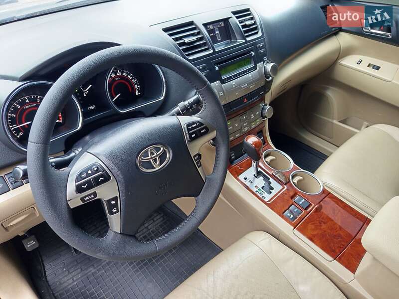 Внедорожник / Кроссовер Toyota Highlander 2011 в Буче