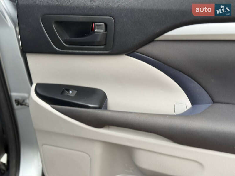 Внедорожник / Кроссовер Toyota Highlander 2016 в Днепре фото 20 Внедорожник / Кроссовер Toyota Highlander 2016 в Днепре