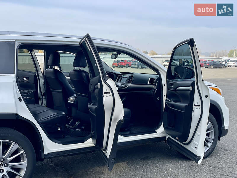 Внедорожник / Кроссовер Toyota Highlander 2016 в Киеве