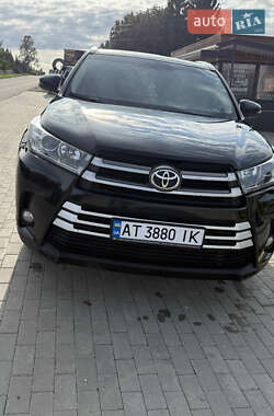 Внедорожник / Кроссовер Toyota Highlander 2017 в Городенке