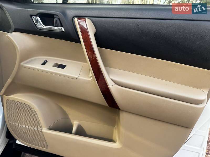 Внедорожник / Кроссовер Toyota Highlander 2012 в Ахтырке фото 32 Внедорожник / Кроссовер Toyota Highlander 2012 в Ахтырке