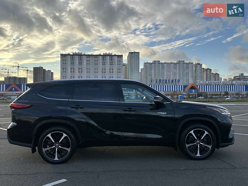 Внедорожник / Кроссовер Toyota Highlander 2021 в Киеве