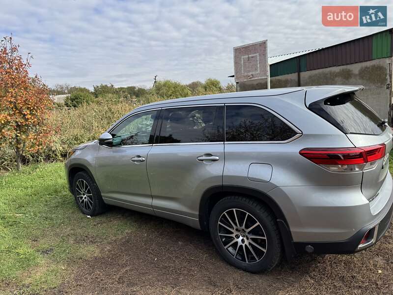 Позашляховик / Кросовер Toyota Highlander 2017 в Магдалинівці