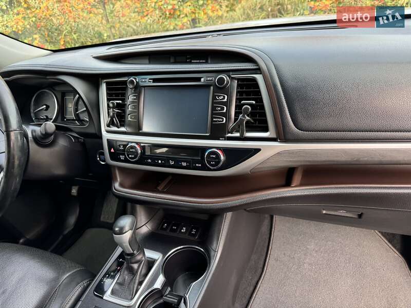 Позашляховик / Кросовер Toyota Highlander 2017 в Магдалинівці