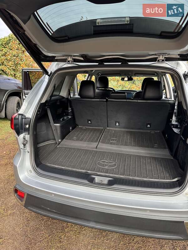 Позашляховик / Кросовер Toyota Highlander 2017 в Магдалинівці