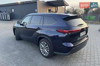 Внедорожник / Кроссовер Toyota Highlander 2022 в Ужгороде