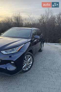 Внедорожник / Кроссовер Toyota Highlander 2022 в Ужгороде