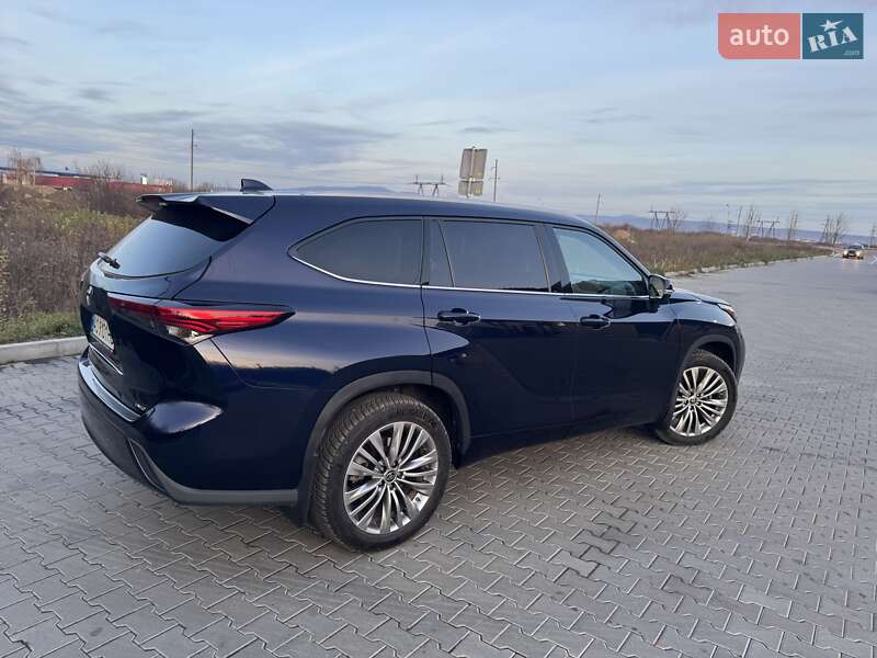 Внедорожник / Кроссовер Toyota Highlander 2022 в Ужгороде