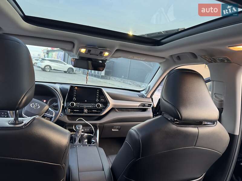 Внедорожник / Кроссовер Toyota Highlander 2022 в Ужгороде