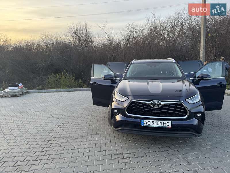 Внедорожник / Кроссовер Toyota Highlander 2022 в Ужгороде