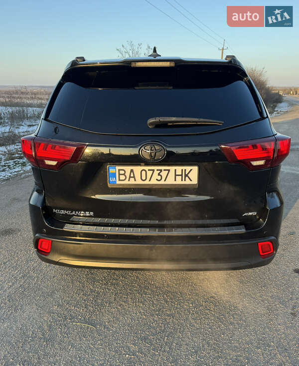 Внедорожник / Кроссовер Toyota Highlander 2016 в Кропивницком