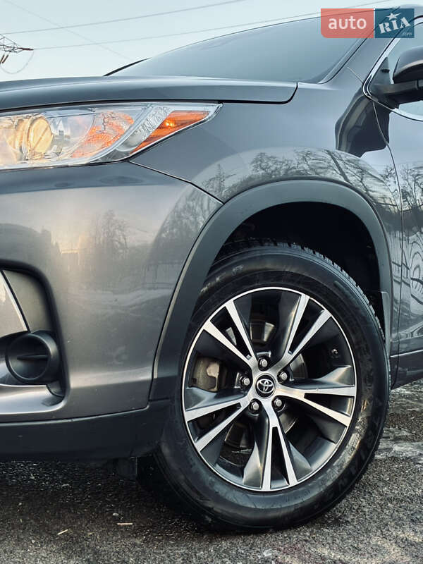 Внедорожник / Кроссовер Toyota Highlander 2017 в Днепре