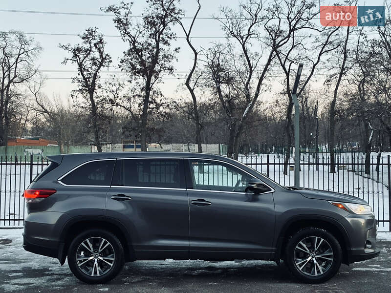 Внедорожник / Кроссовер Toyota Highlander 2017 в Днепре