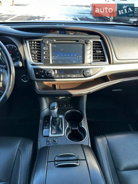 Внедорожник / Кроссовер Toyota Highlander 2018 в Ровно