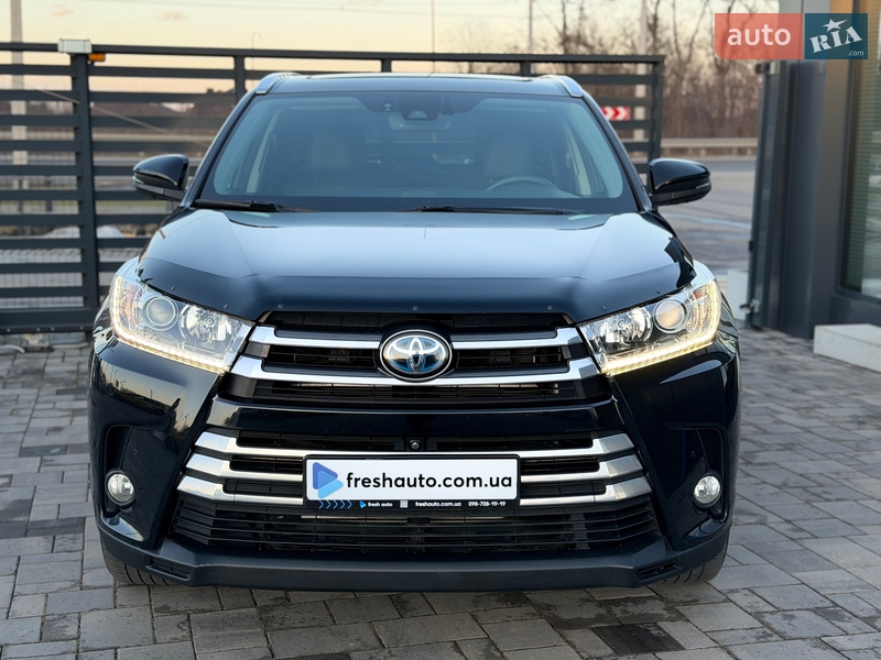 Внедорожник / Кроссовер Toyota Highlander 2018 в Ровно