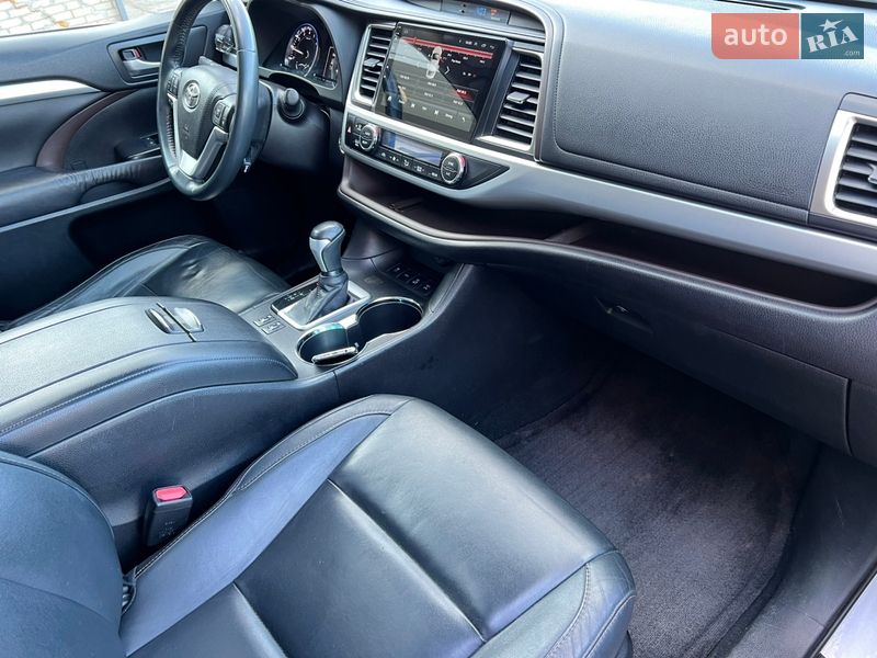 Внедорожник / Кроссовер Toyota Highlander 2016 в Николаеве