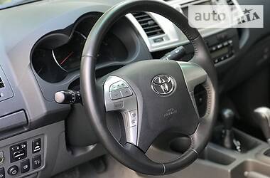 Позашляховик / Кросовер Toyota Hilux 2014 в 