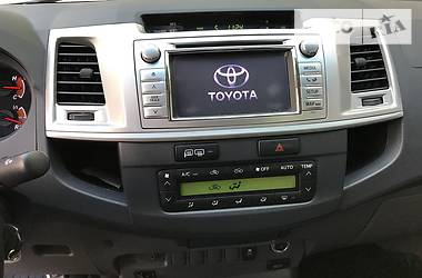 Позашляховик / Кросовер Toyota Hilux 2014 в 