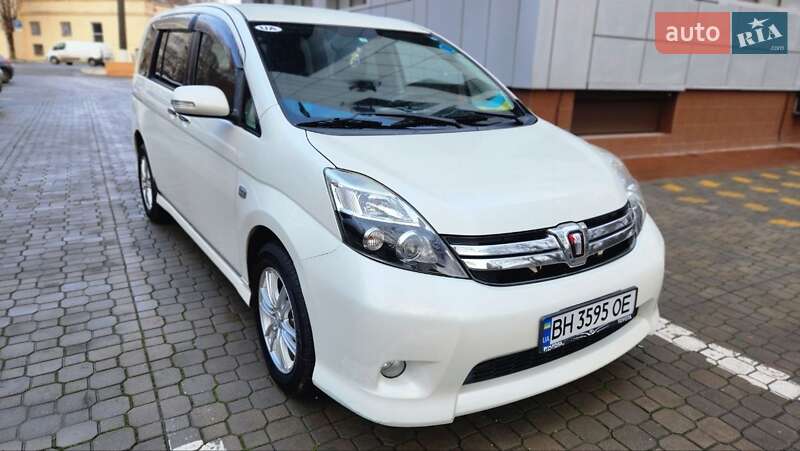 Минивэн Toyota Isis 2011 в Черноморске фото Минивэн Toyota Isis 2011 в Черноморске