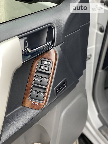 Позашляховик / Кросовер Toyota Land Cruiser Prado 2013 в Львові