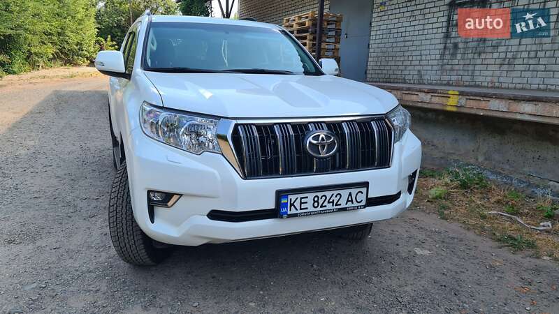 Позашляховик / Кросовер Toyota Land Cruiser Prado 2022 в 