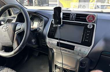 Позашляховик / Кросовер Toyota Land Cruiser Prado 2017 в 