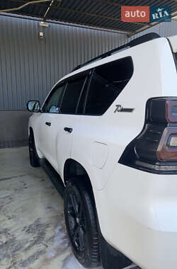 Позашляховик / Кросовер Toyota Land Cruiser Prado 2022 в 
