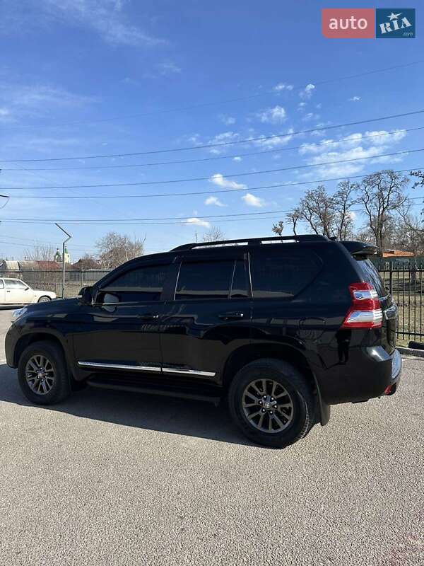 Позашляховик / Кросовер Toyota Land Cruiser Prado 2017 в 