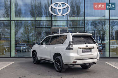 Внедорожник / Кроссовер Toyota Land Cruiser Prado 2022 в 