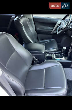 Позашляховик / Кросовер Toyota Land Cruiser Prado 2011 в 
