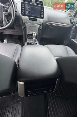 Внедорожник / Кроссовер Toyota Land Cruiser Prado 2022 в 
