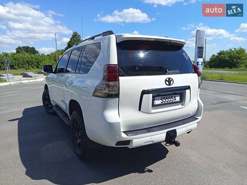 Внедорожник / Кроссовер Toyota Land Cruiser Prado 2011 в Мене