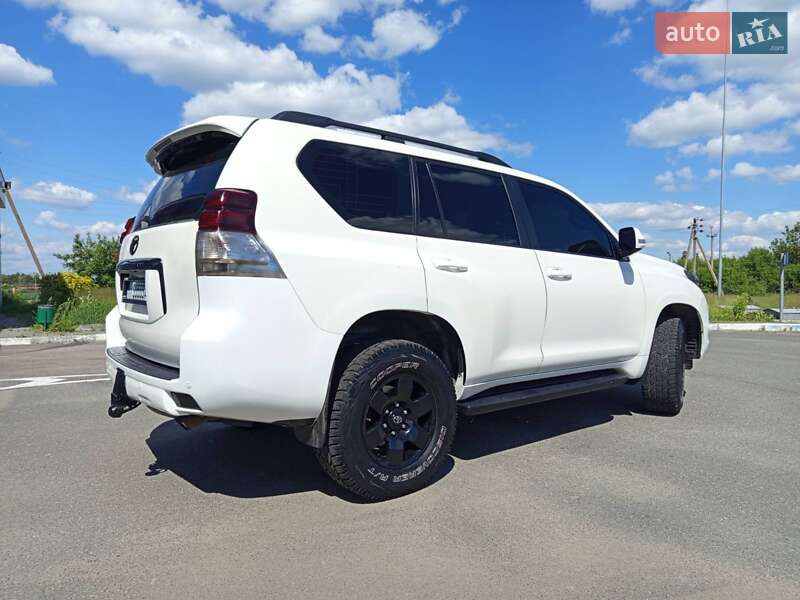 Внедорожник / Кроссовер Toyota Land Cruiser Prado 2011 в Мене