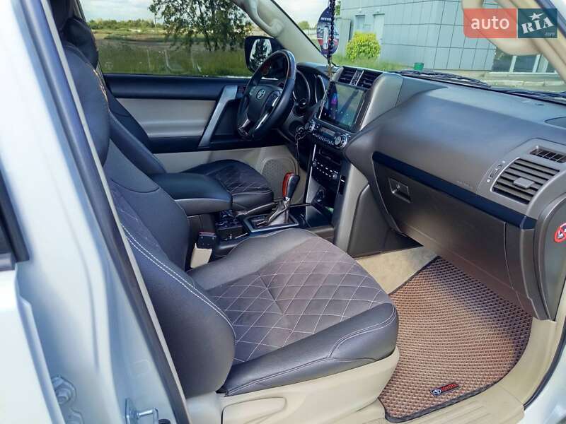 Внедорожник / Кроссовер Toyota Land Cruiser Prado 2011 в Мене